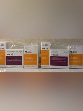 Murad Essential-C
Cleanser,Nutrient-Charged
Water Gel,Vita-C Brightening
Serum